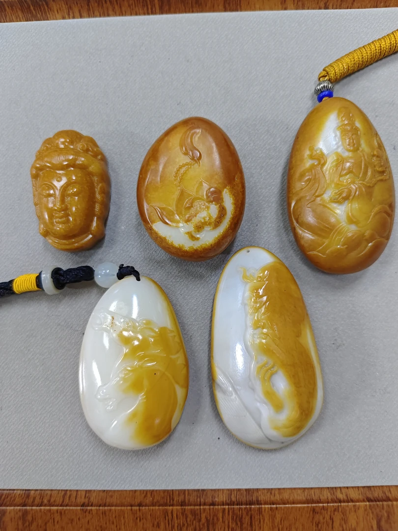 B266号精品黄色雕刻吊坠多样性