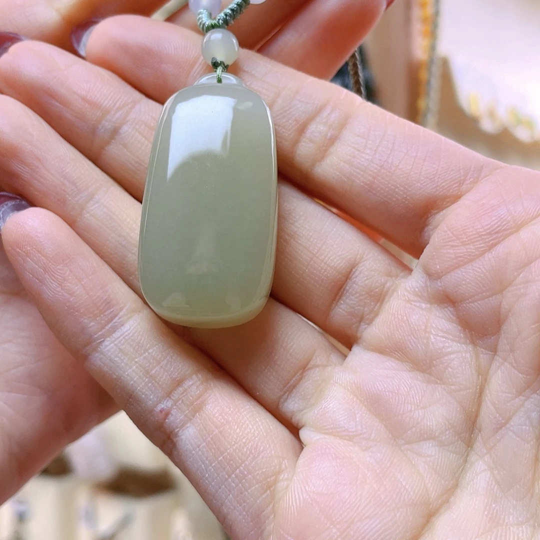 和田玉吊坠(赠链)未镶嵌月***约