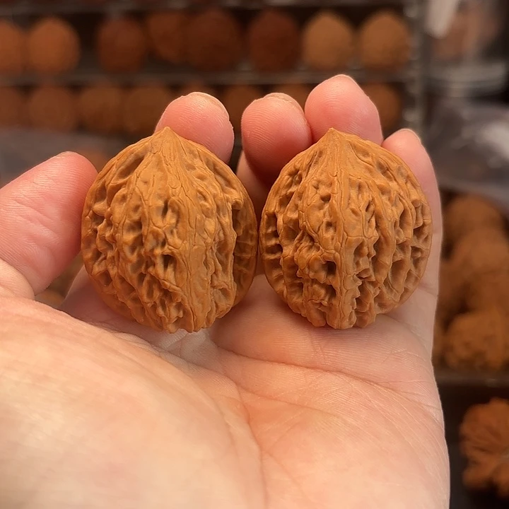 1文玩核桃油皮鸡心35-364