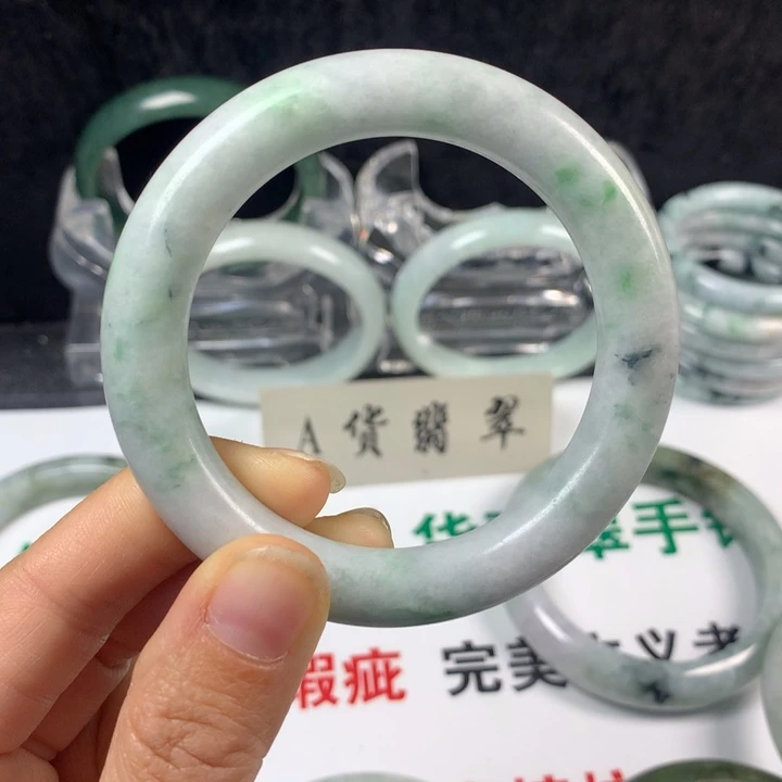 翡翠未镶嵌手镯22号。 52.6圈