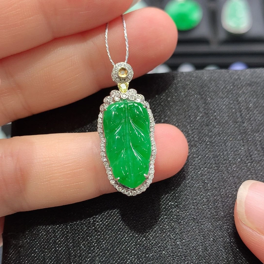 翡翠18K金镶嵌颈饰叶子