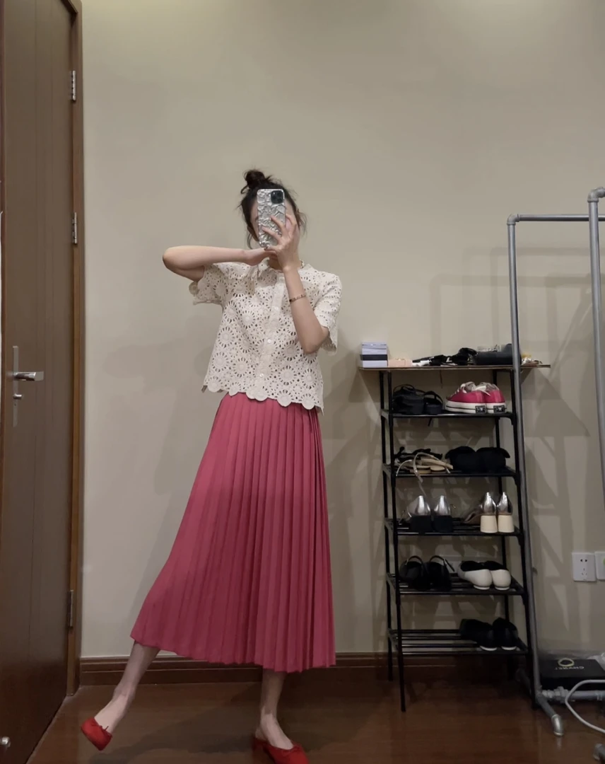 米色手工刺绣钩花小衫