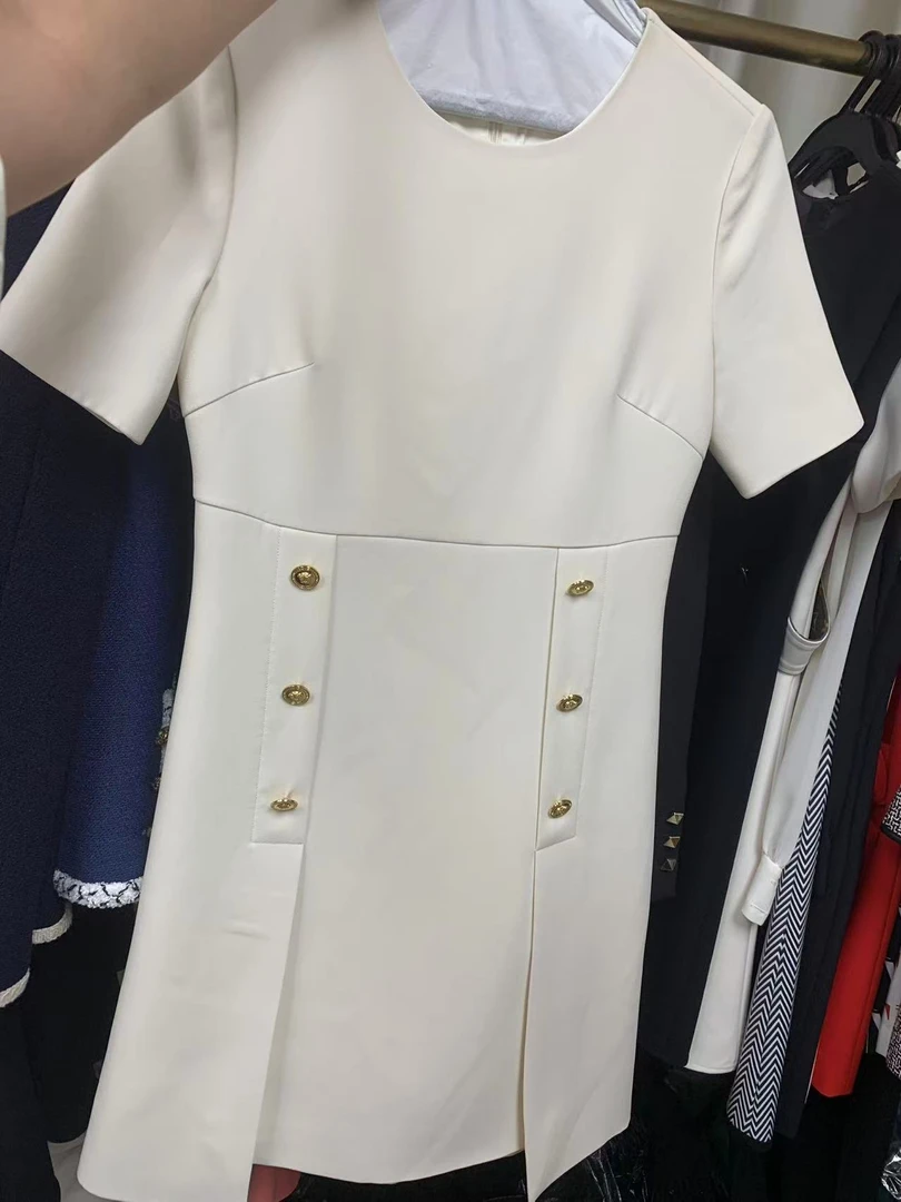 慕溢-290白色圆领金扣短袖连衣裙