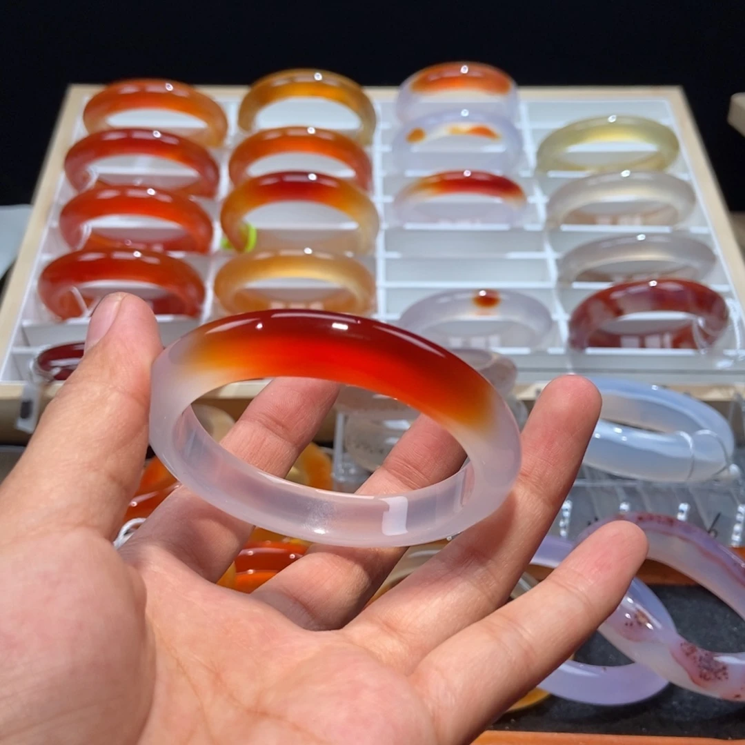 玛瑙/玉髓手镯未镶嵌负*