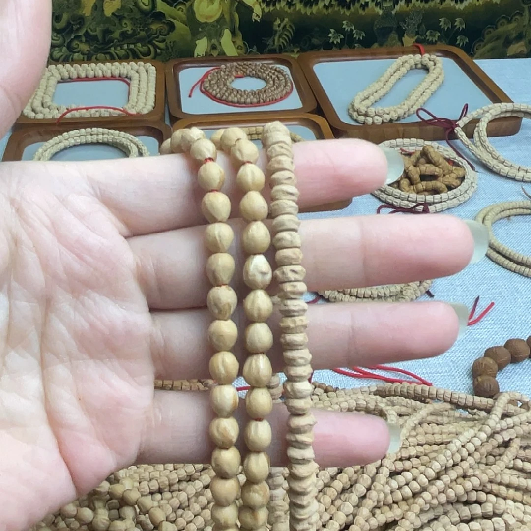 木质类柏香村的小女孩在路边看到