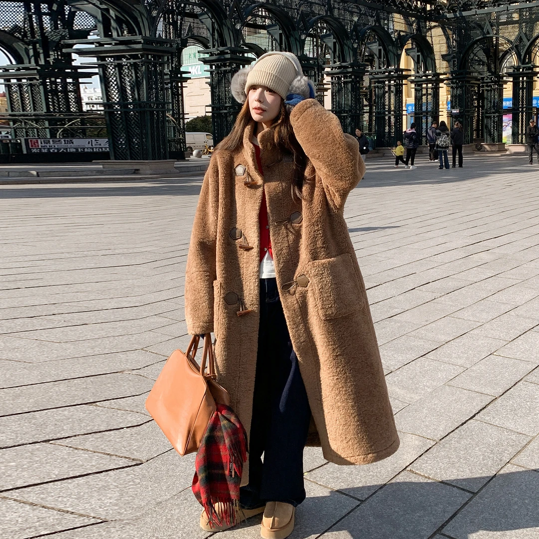 咖色牛角扣羊羔毛外套女长款2025冬季新款加绒加厚皮毛一体大衣女