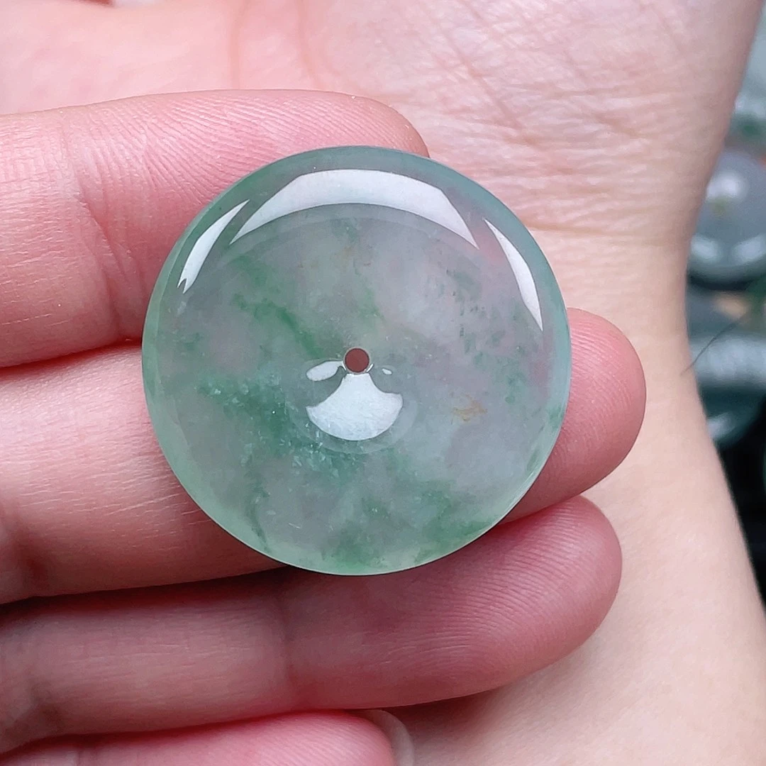 翡翠未镶嵌颈饰平安扣