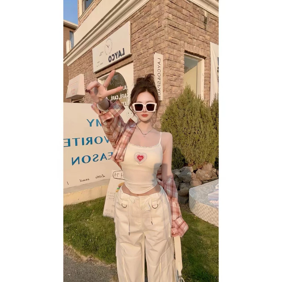 曼曼【怦然心动】甜辣风不规则蕾丝拼接爱心印花吊带背心