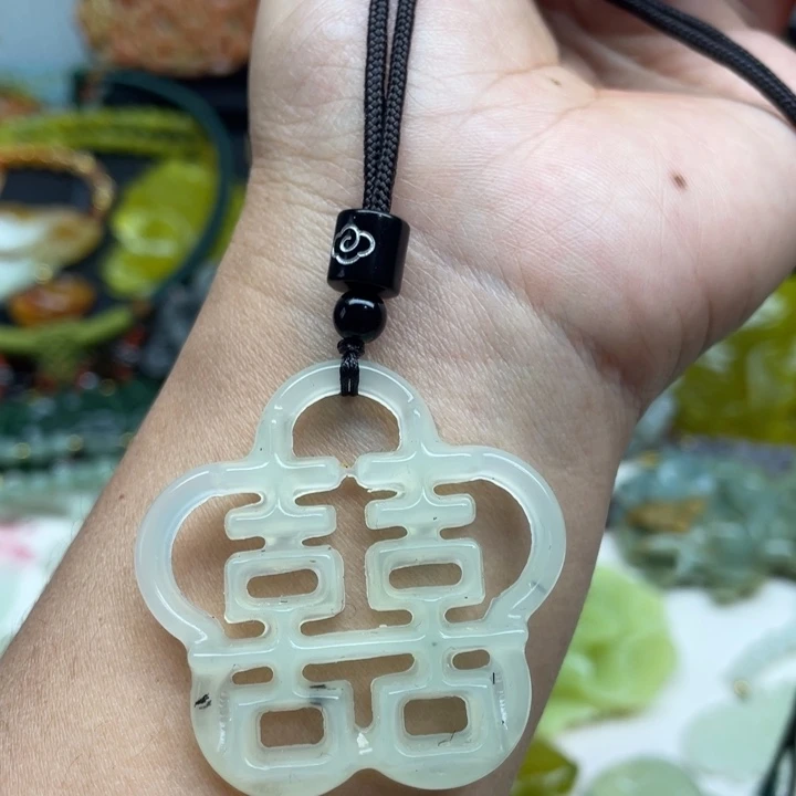 蛇纹石玉未镶嵌颈饰