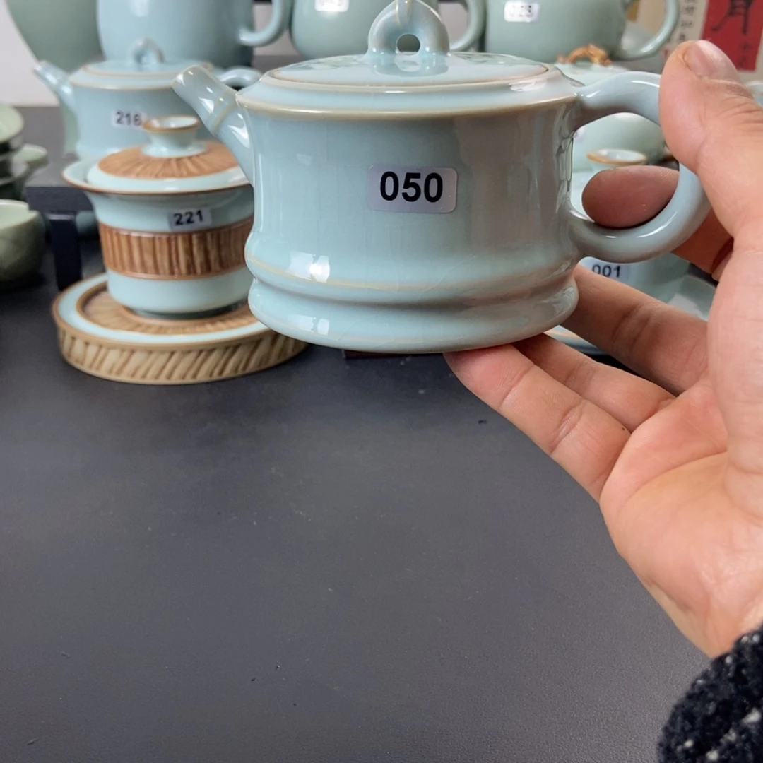微瑕天青釉手工竹节壶
