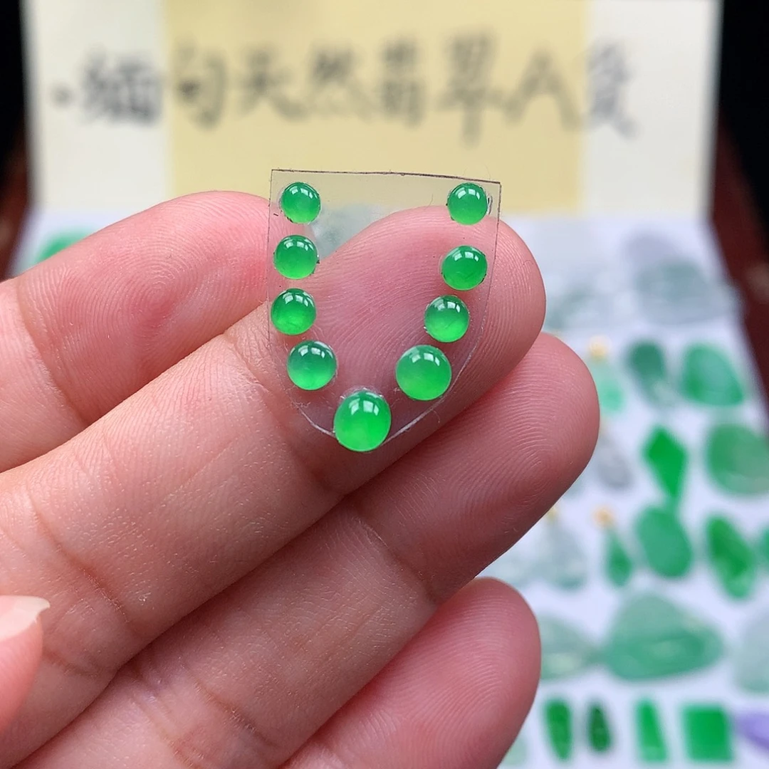 翡翠散珠缅甸天然A货翡翠阳绿蛋面