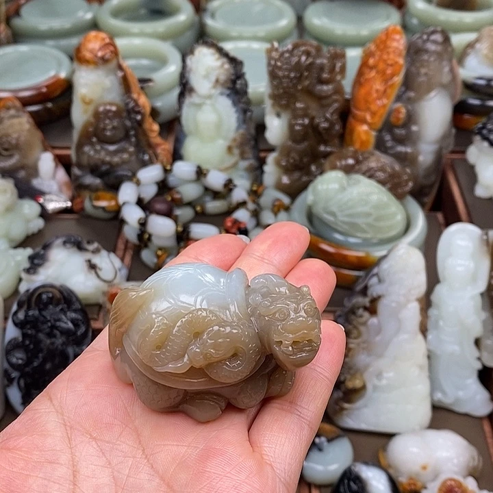 和田玉未镶嵌颈饰暮**羽