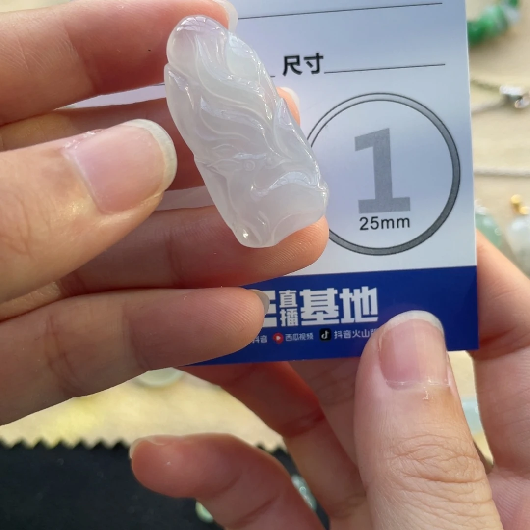 翡翠未镶嵌颈饰九尾狐