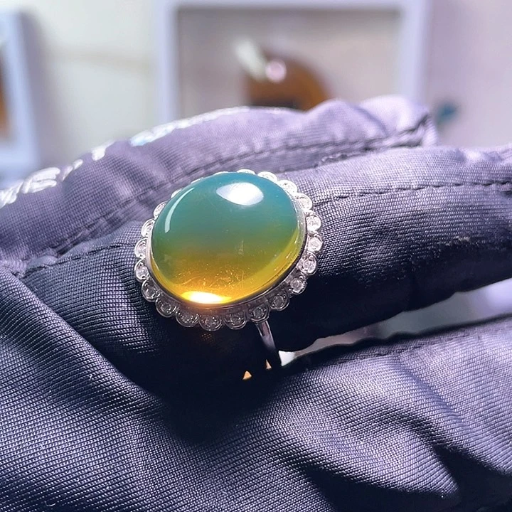 琥珀裸石未镶嵌黄茶变色龙