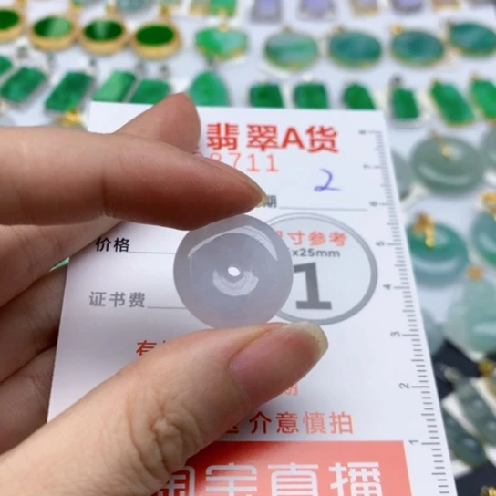 翡翠18K金镶嵌颈饰平安扣