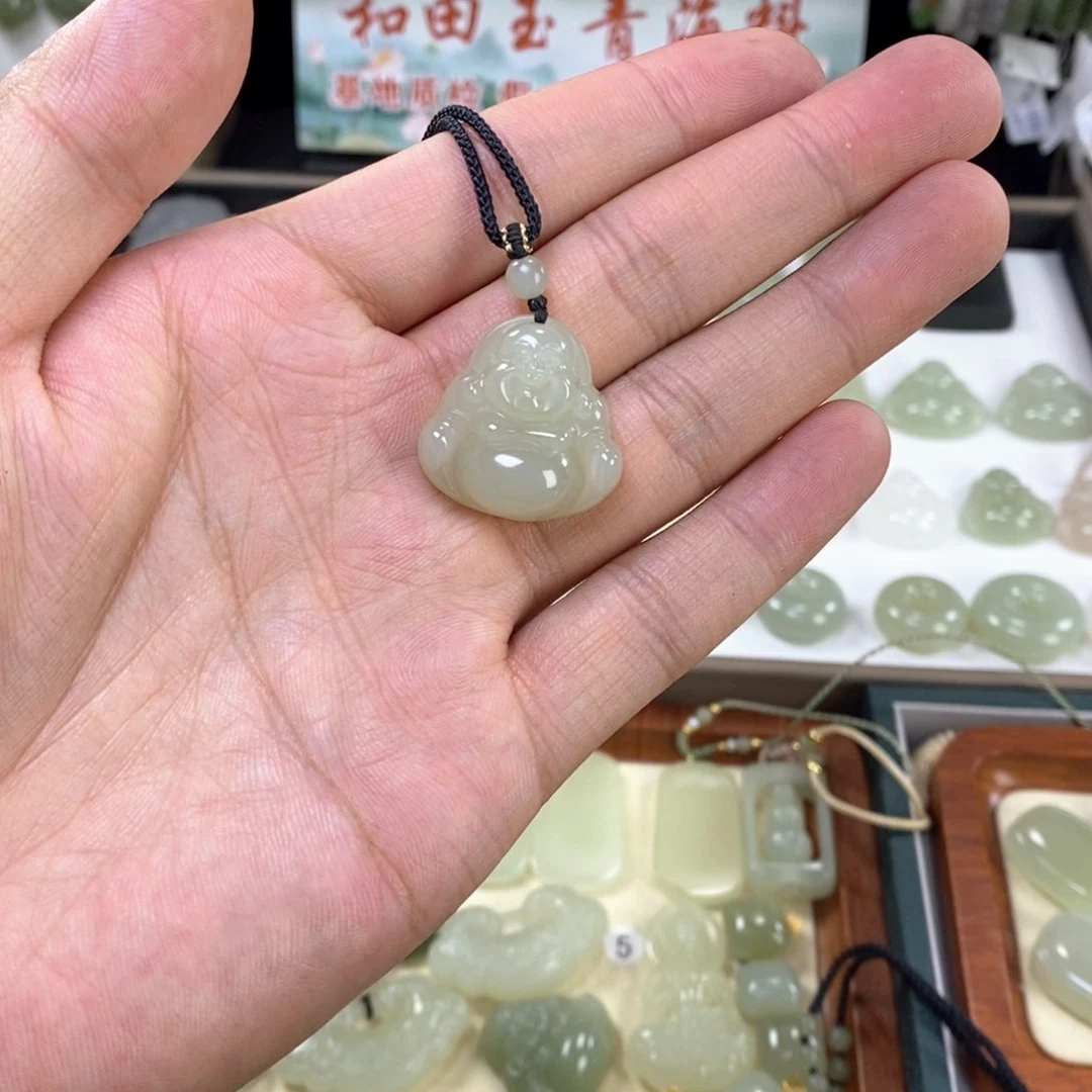 嘻***行和田玉未镶嵌颈饰