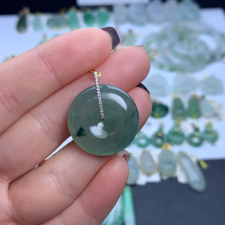 翡翠颈饰未镶嵌翡翠