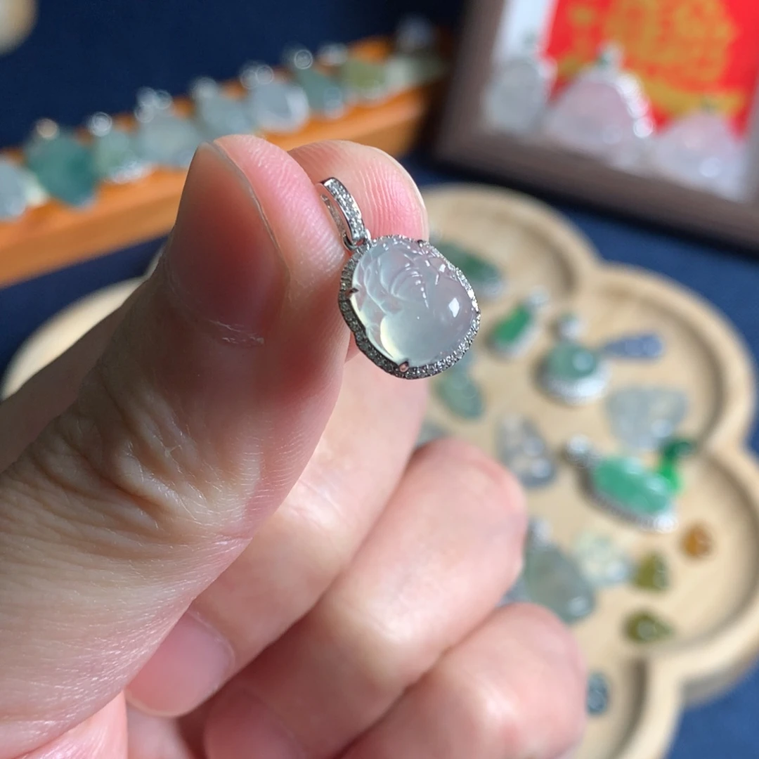 翡翠18K金镶嵌颈饰貔貅