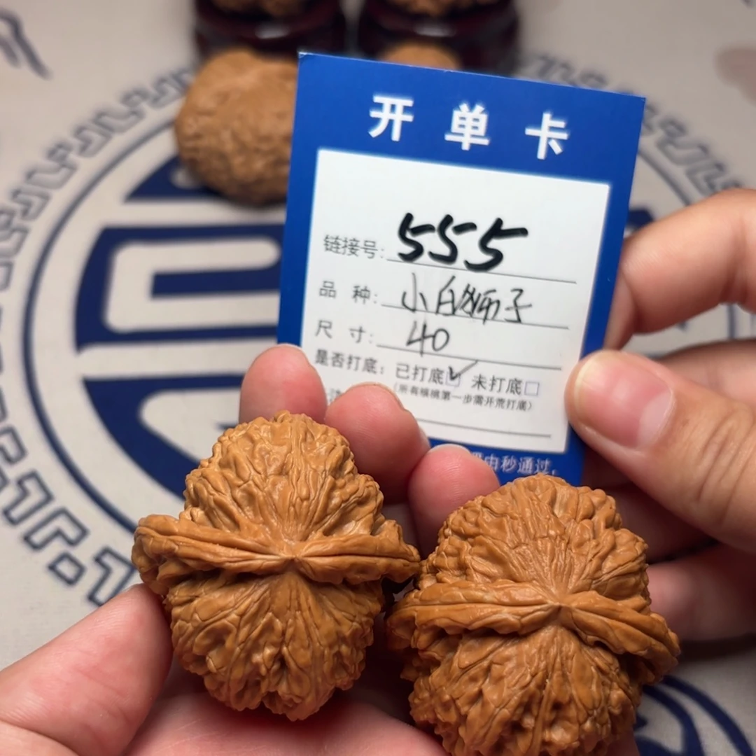 文玩核桃把件白狮子