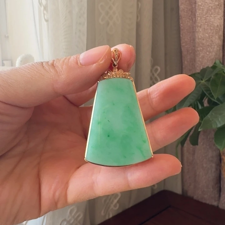 翡翠18K金镶嵌颈饰无事牌