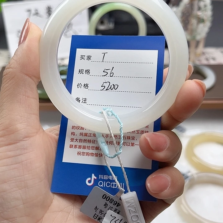 和田玉手镯未镶嵌呆****?