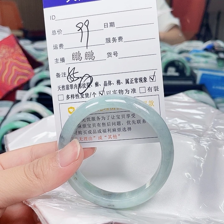 翡翠手镯未镶嵌翡翠