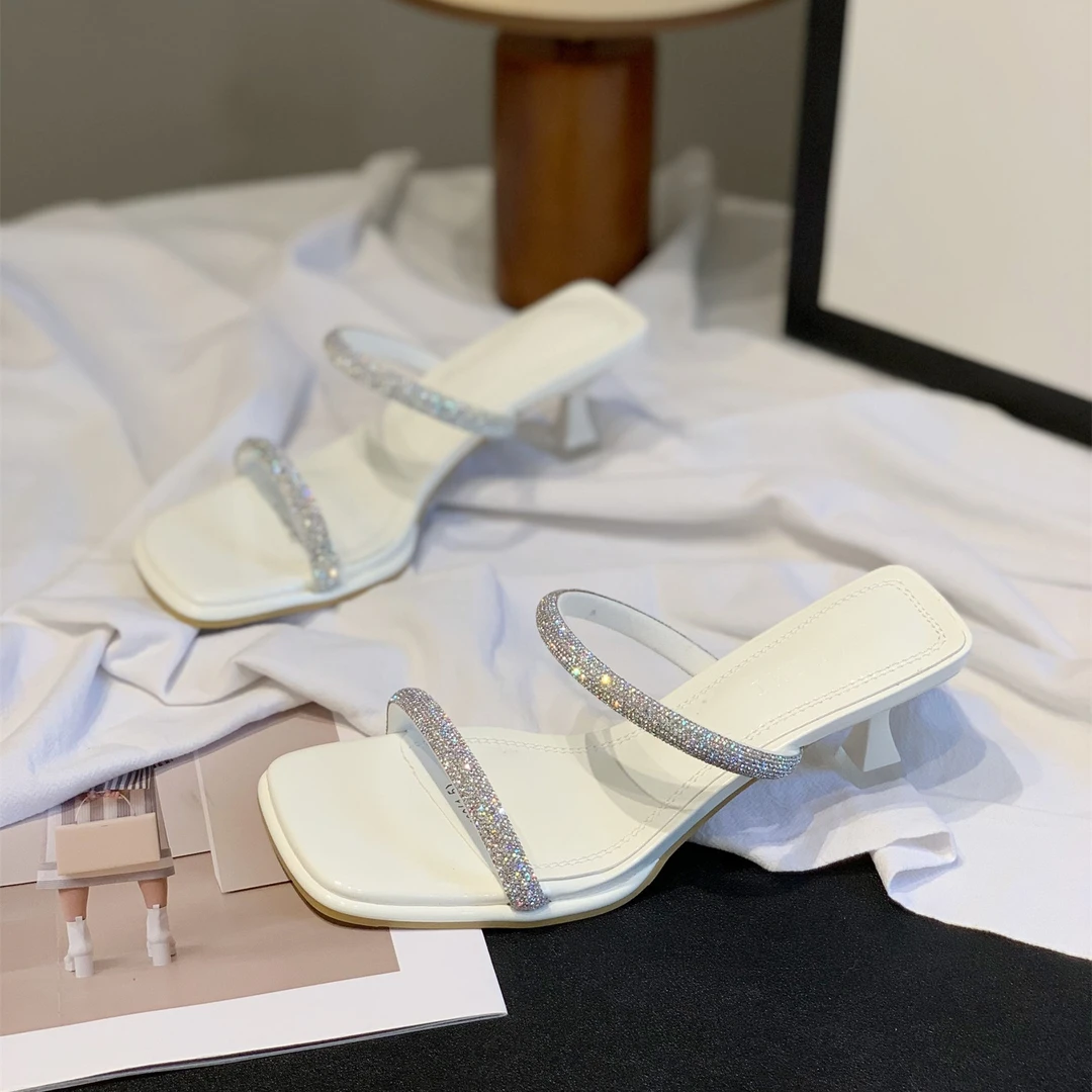 法式水钻6cm一字带凉鞋女2025夏新款方头高级感简约时尚露趾凉拖
