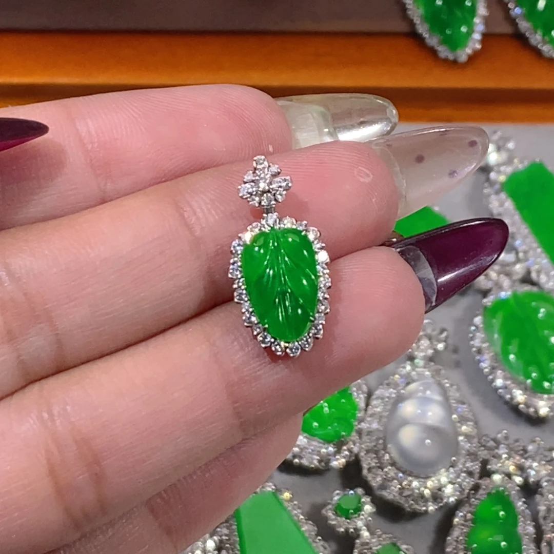 翡翠18K金镶嵌颈饰叶子