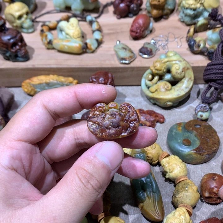 未镶嵌岫岩河磨玉（透闪石质玉）挂件