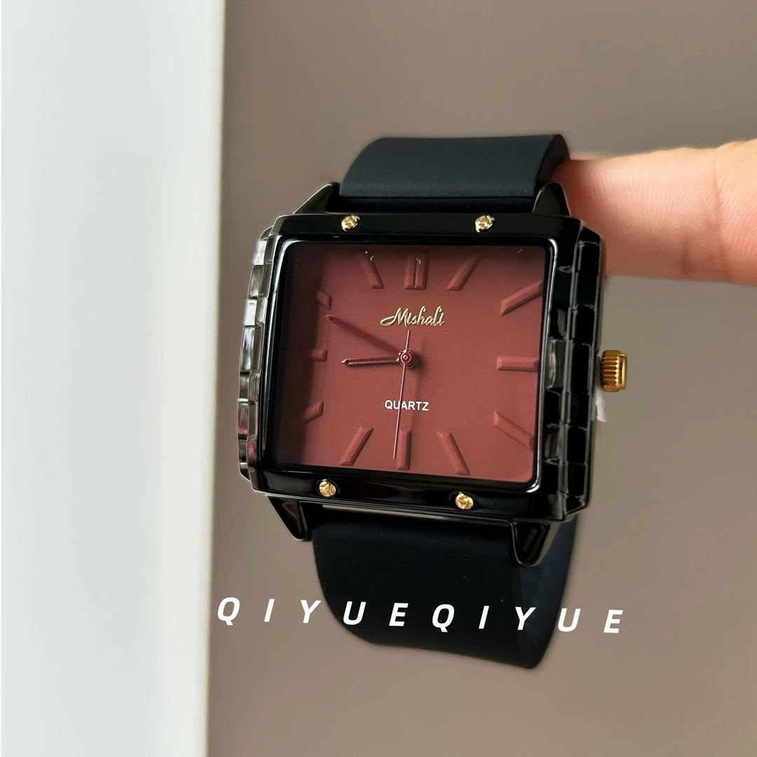 QIYUE 帅《哥特棕红》甜酷中性风大表盘黑硅胶小众设计感