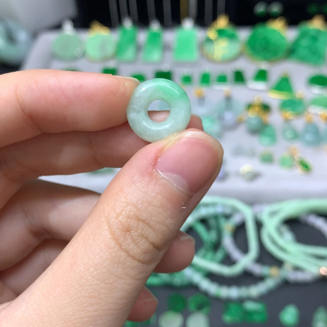 翡翠未镶嵌颈饰有纹裂