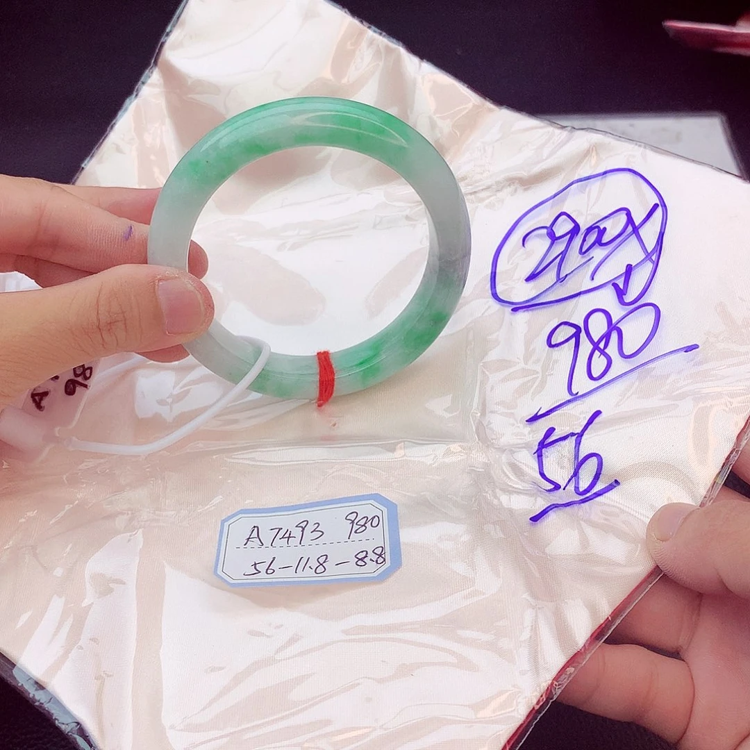 翡翠手镯未镶嵌翡翠