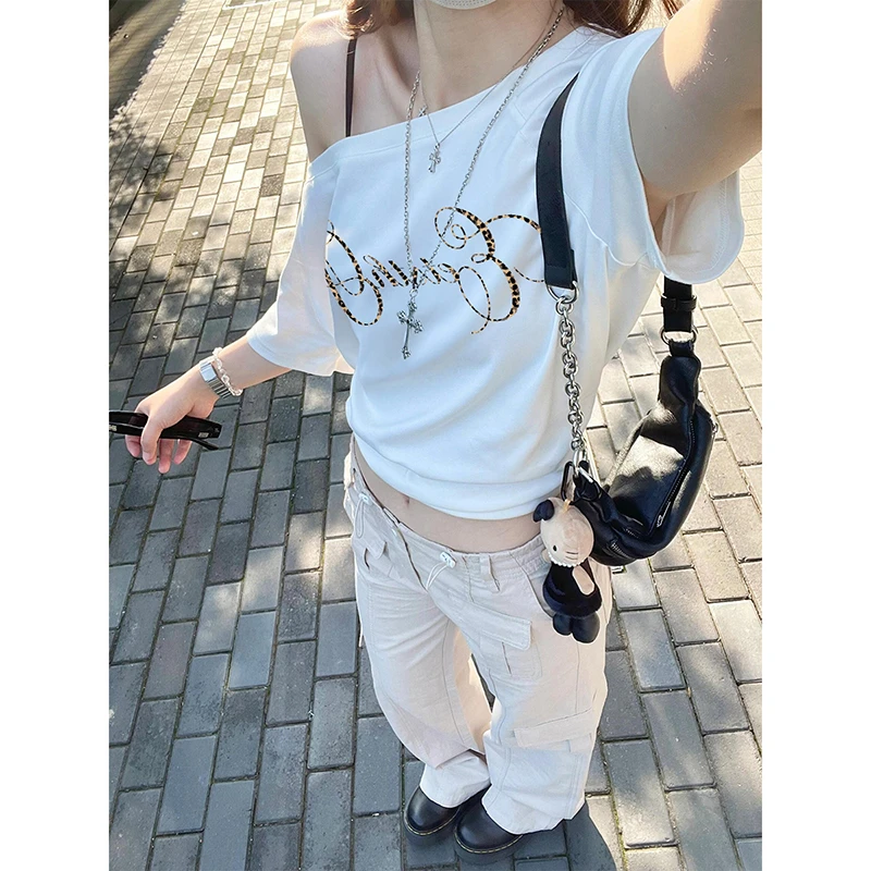 白色美式复古斜肩短袖女夏季穿搭豹纹显瘦一字领露肩性感百搭上衣