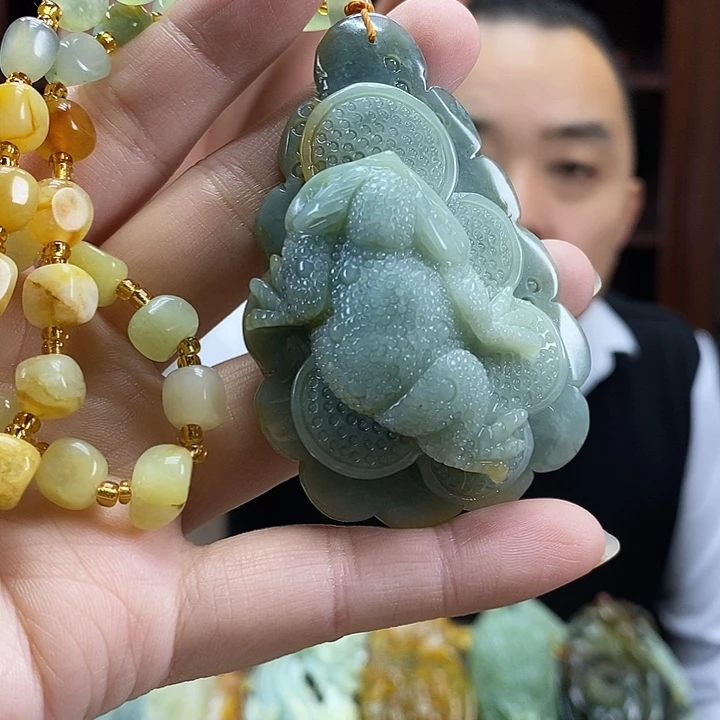 蛇纹石玉未镶嵌颈饰