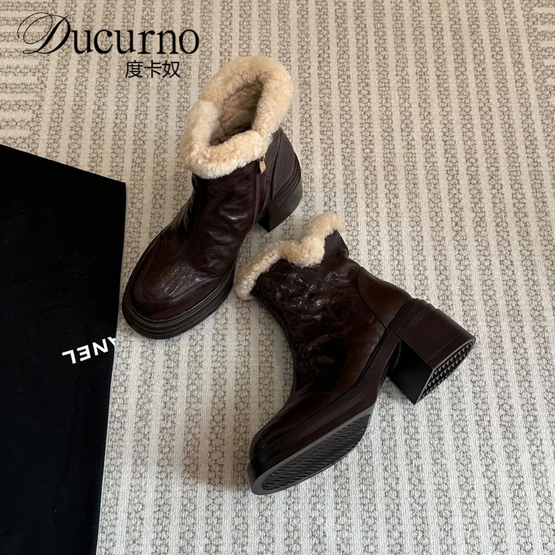 度卡奴真皮加厚高跟雪地靴女冬季加绒粗跟毛毛短靴圆头厚底马丁靴