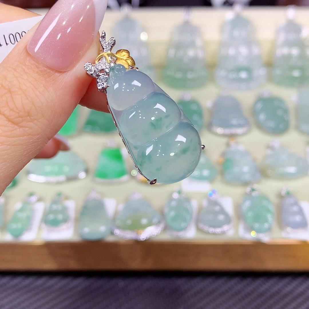 翡翠18K金镶嵌颈饰飘花豆子