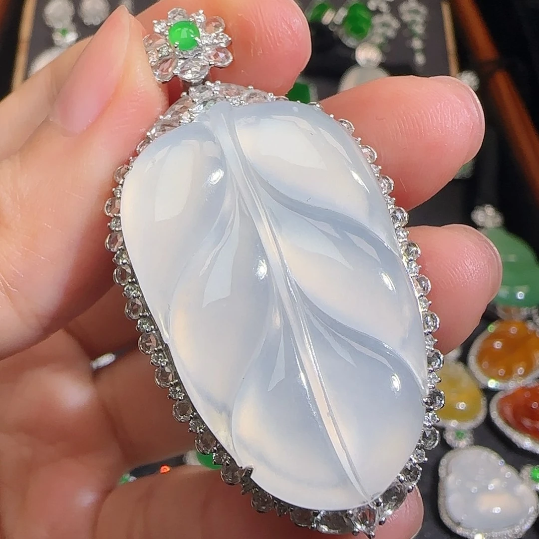 翡翠18K金镶嵌颈饰冰种起荧光大叶子