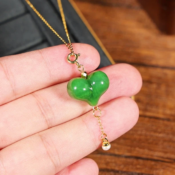 S925银保真碧玉屁屁桃碧玉吊坠和田玉正阳绿特色可爱饱满女微矿点