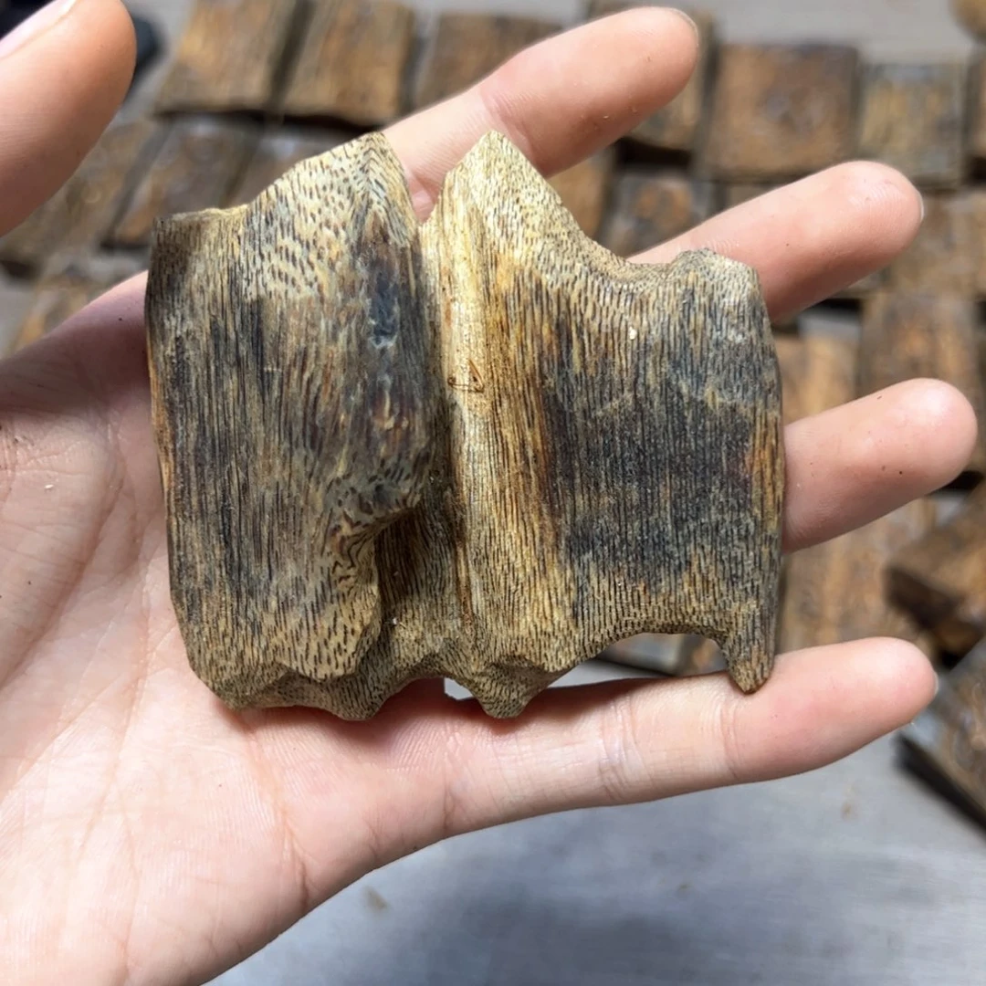 沉香木吊坠陆河块料31.7克