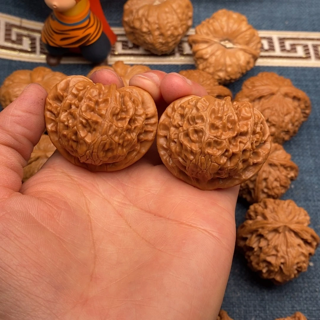 文玩核桃把件42.9桃心宫灯