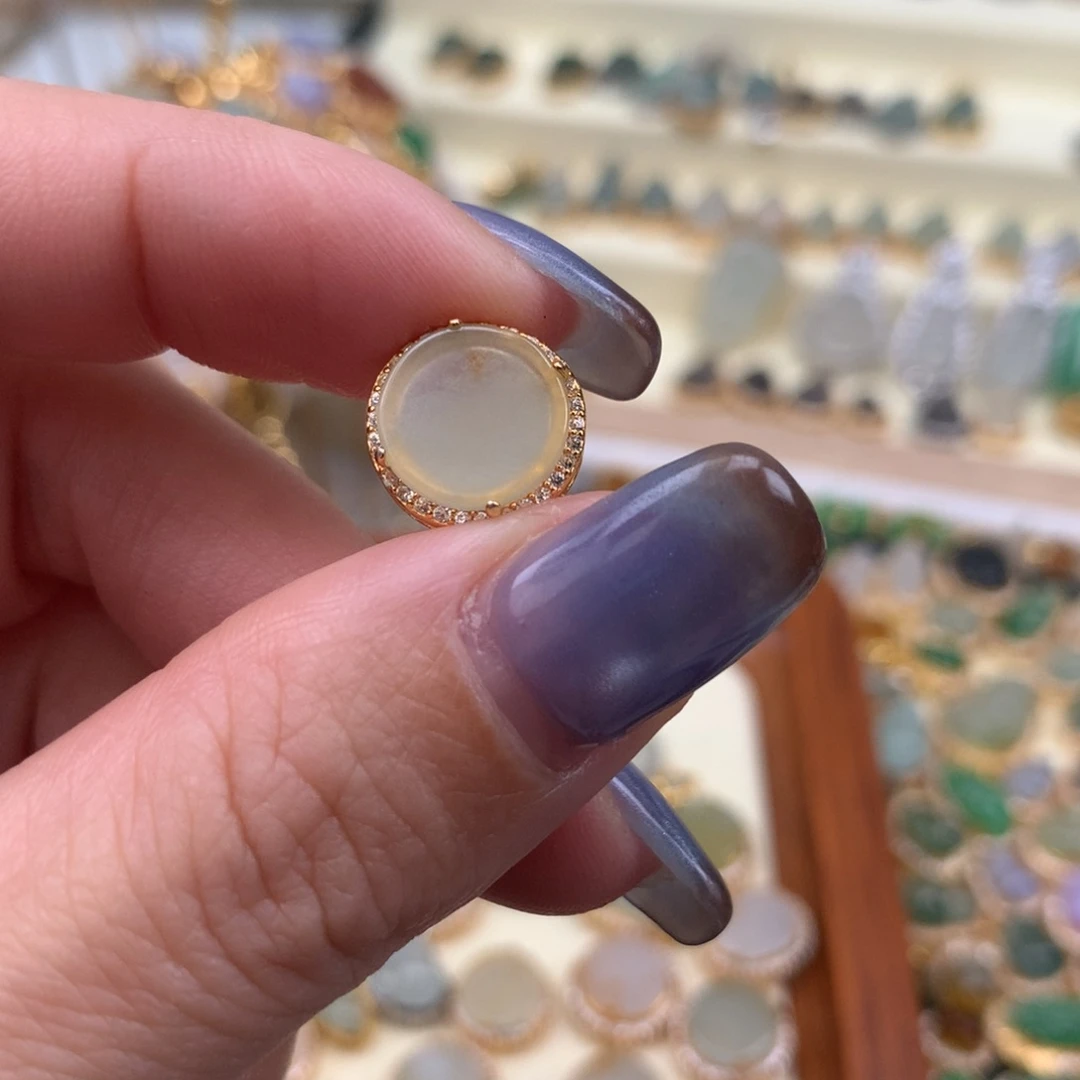 浅***陌翡翠银S925镶嵌颈饰圆牌