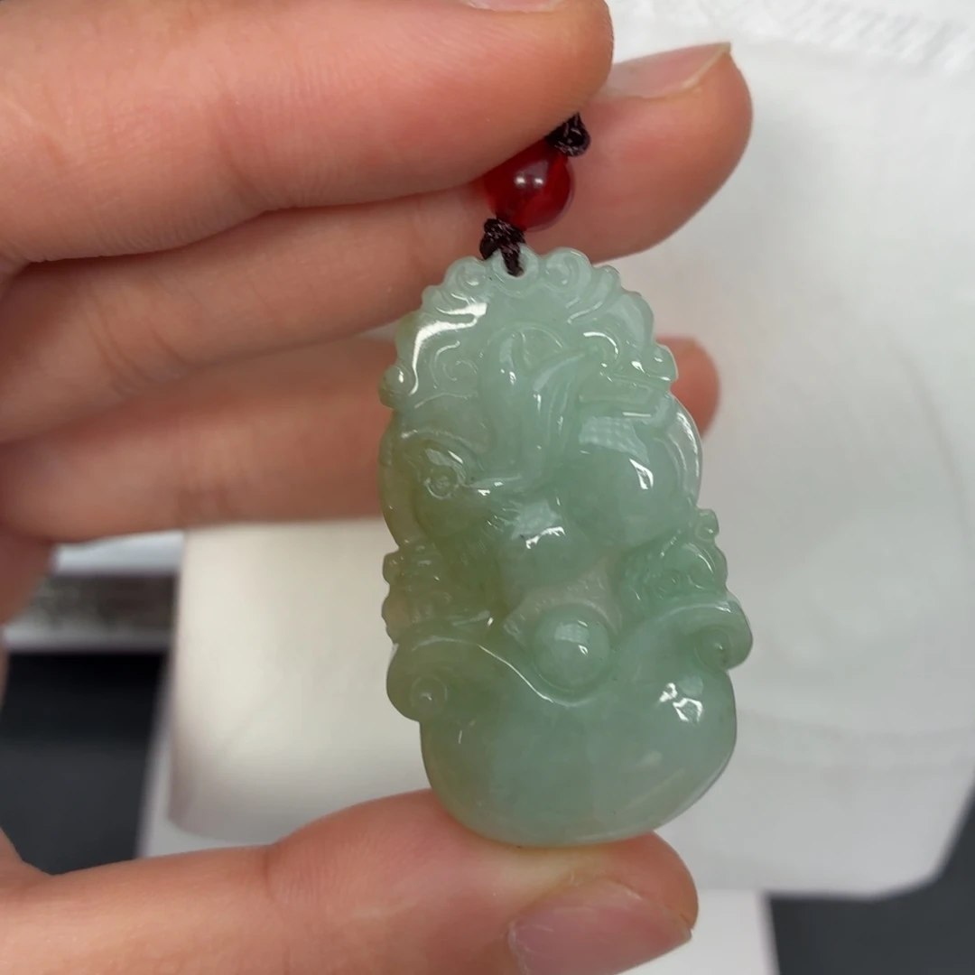 翡翠未镶嵌颈饰兔子