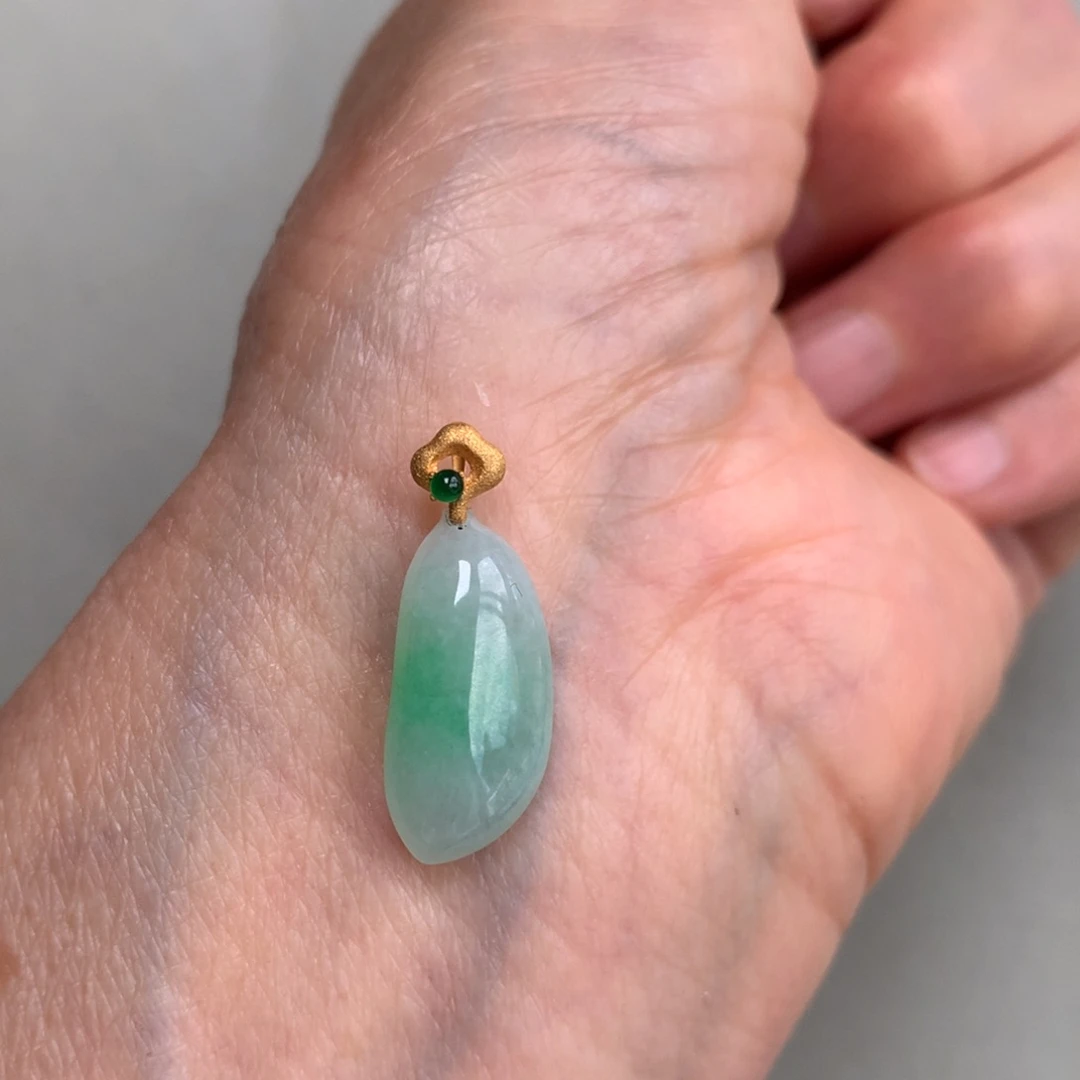 她***妮翡翠18K金镶嵌颈饰瓜