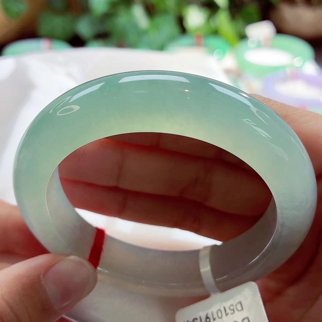 翡翠未镶嵌手镯冰胶起荧光晴水绿渐变68-23