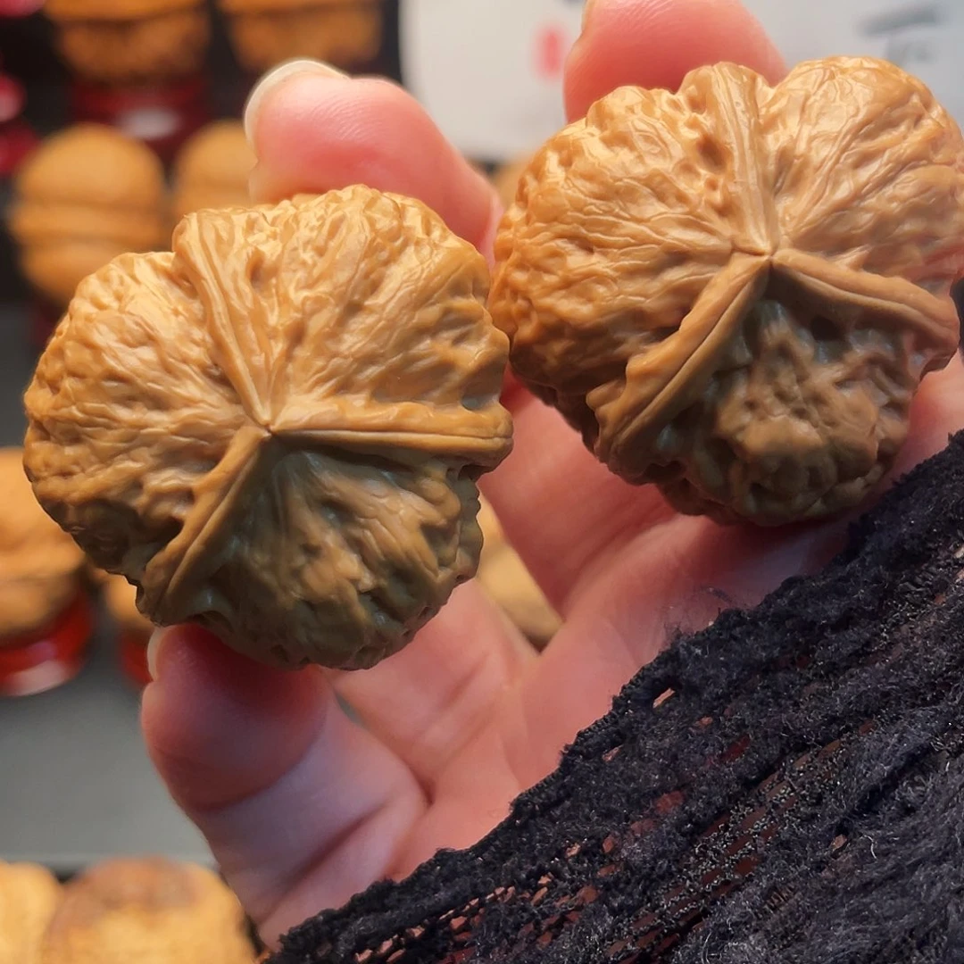 文玩核桃吊坠正奔三……