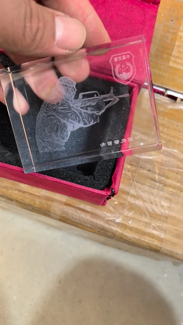玻璃制品老五的在瞄准，上面有标识的。