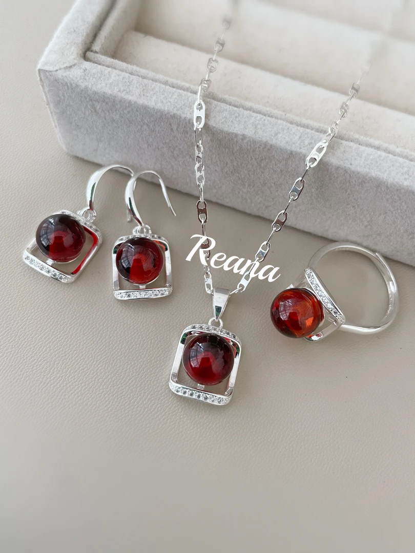 钛钢耳饰 方形珠珠（石榴红水）