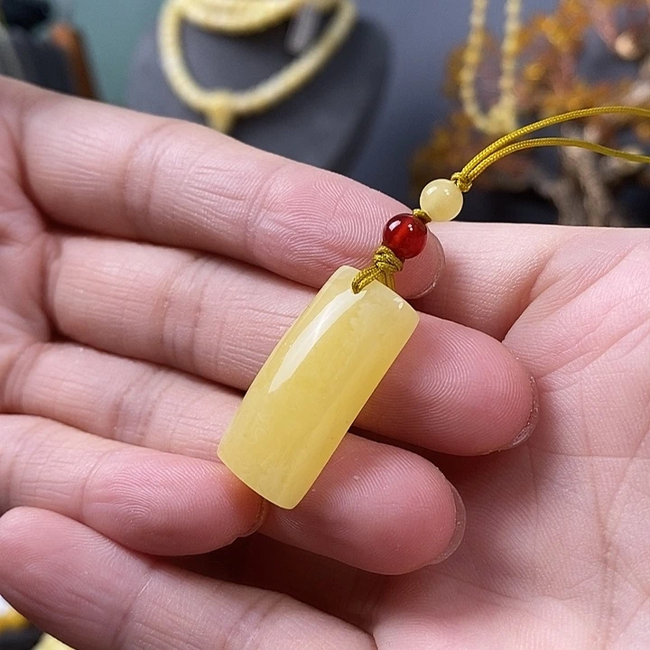 裸石琥珀未镶嵌无事牌