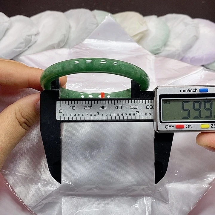 翡翠手镯未镶嵌250