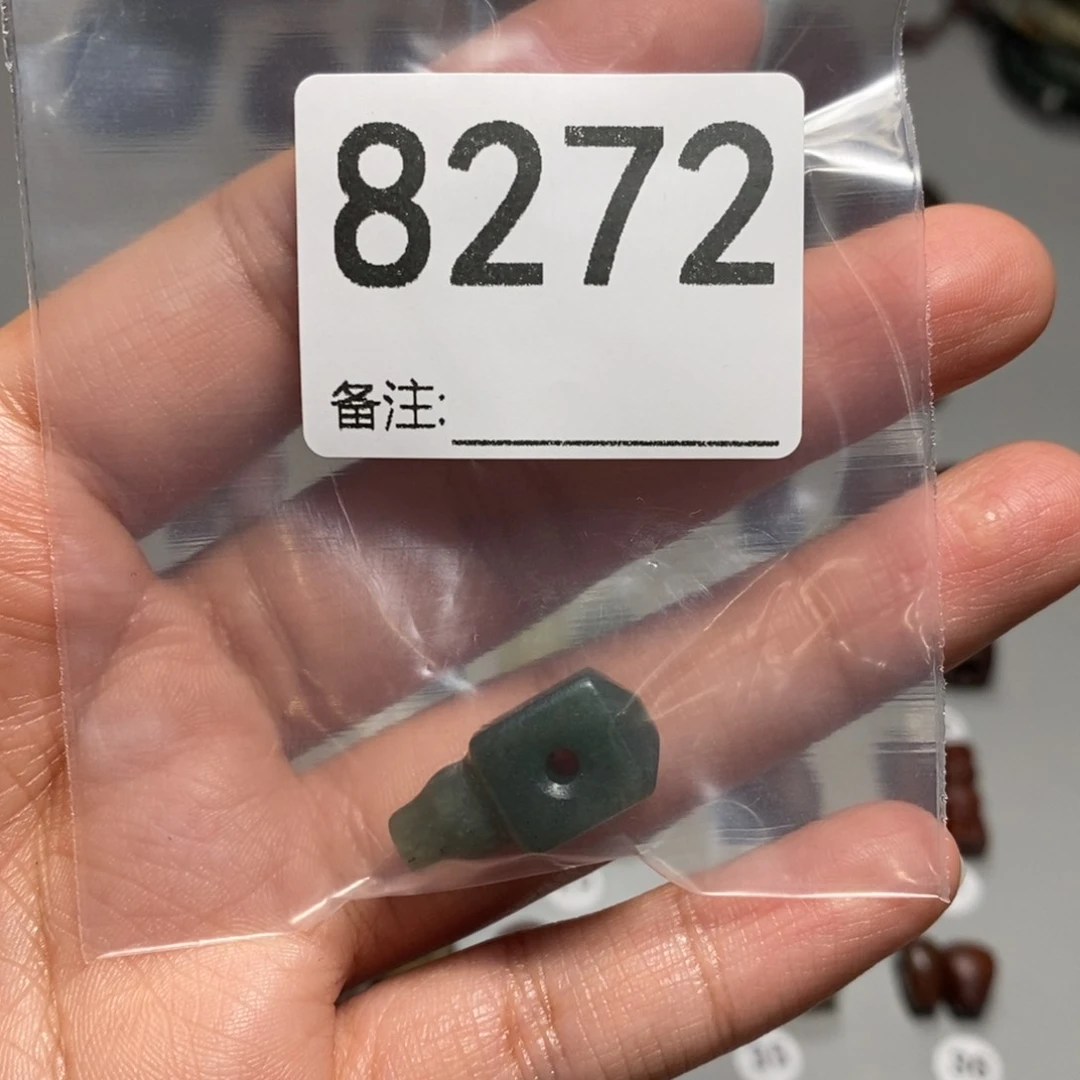 颈饰未镶嵌透闪石质玉吉****）